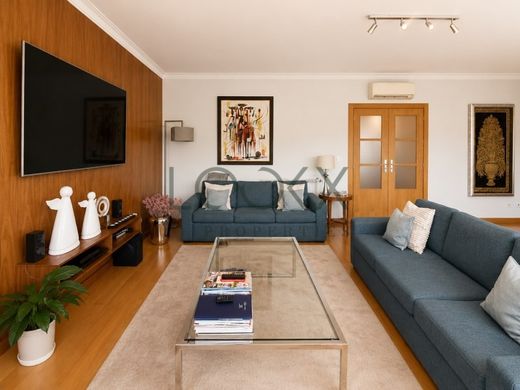 Apartment / Etagenwohnung in Cascais, Lissabon