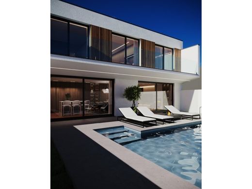 Смежная Вилла, Брага, Braga