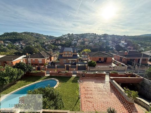 Luxus-Haus in Vallirana, Provinz Barcelona