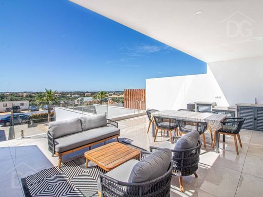 Смежная Вилла, Лола, Loulé
