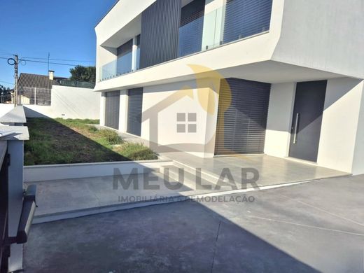 Twee-onder-een-kapwoning in Oliveira de Azeméis, Distrito de Aveiro