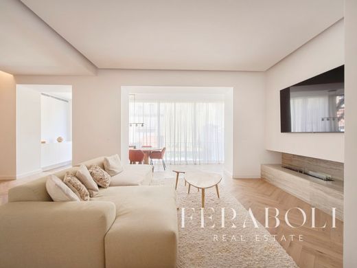 Apartment / Etagenwohnung in Santo António, Lisbon