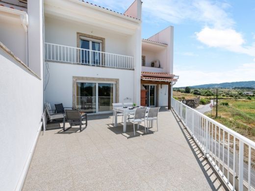 Twee-onder-een-kapwoning in Covilhã, Distrito de Castelo Branco