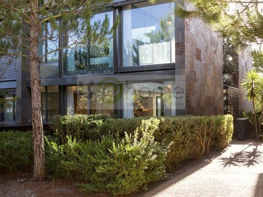 Lüks ev Tróia, Grândola