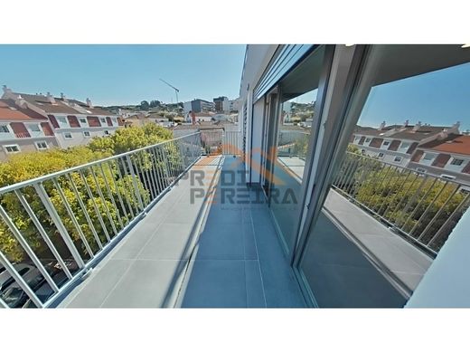 Apartment / Etagenwohnung in Loures, Lissabon