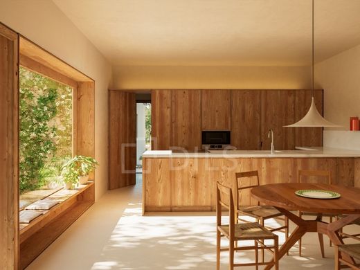 Luxury home in Aroeira, Almada