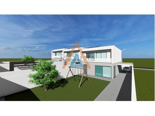 Twee-onder-een-kapwoning in Santa Maria da Feira, Distrito de Aveiro