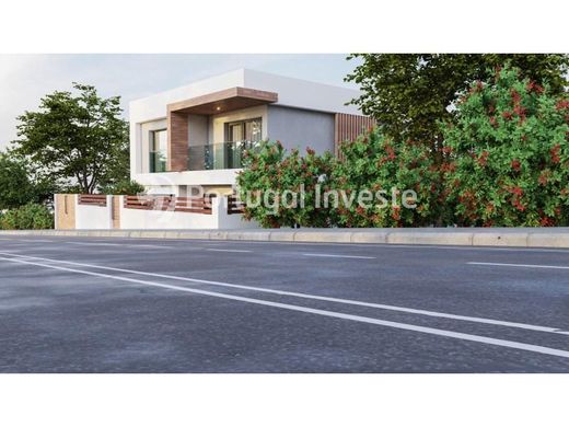 Detached House in Charneca de Caparica, Almada