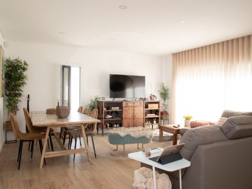 Dom jednorodzinny w Charneca de Caparica, Almada