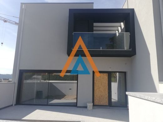 Twee-onder-een-kapwoning in Santa Maria da Feira, Distrito de Aveiro