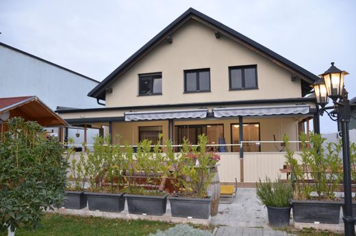 Lüks ev Schwechat, Politischer Bezirk Bruck an der Leitha