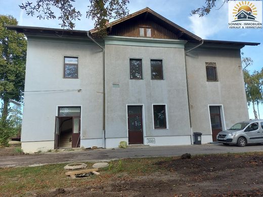 Lüks ev Haugsdorf, Politischer Bezirk Hollabrunn