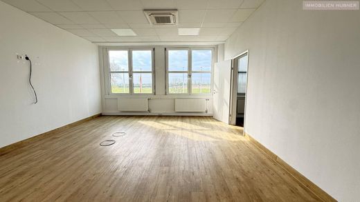 Office in Schwechat, Politischer Bezirk Bruck an der Leitha