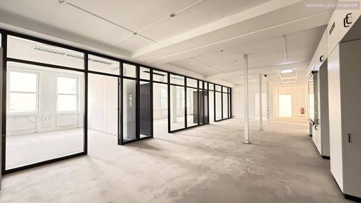 Office in Schwechat, Politischer Bezirk Bruck an der Leitha