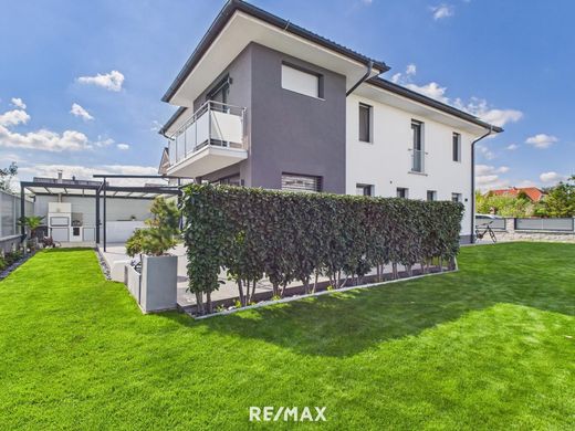 Luxury home for sale in Strasshof an der Nordbahn