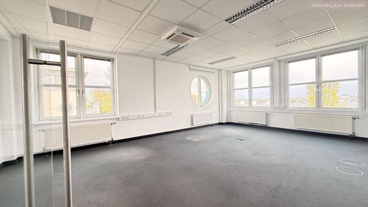 Office in Schwechat, Politischer Bezirk Bruck an der Leitha