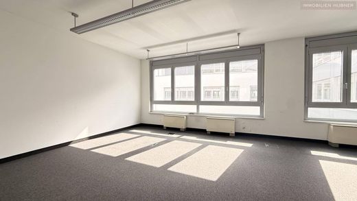 Office in Schwechat, Politischer Bezirk Bruck an der Leitha