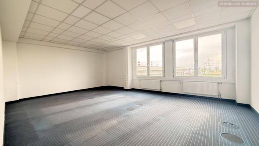 Office in Schwechat, Politischer Bezirk Bruck an der Leitha