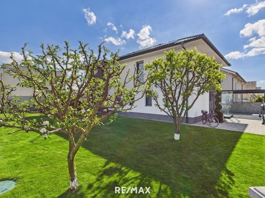 Luxury home in Strasshof an der Nordbahn, Politischer Bezirk Gänserndorf