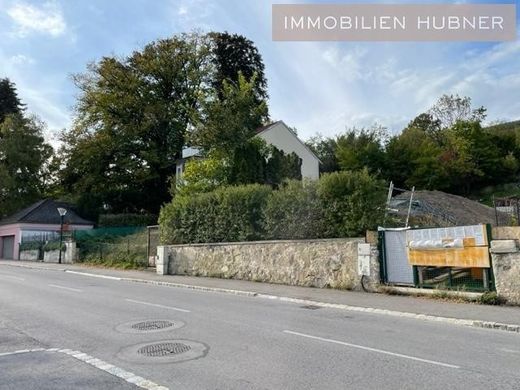 Land in Hinterbrühl, Politischer Bezirk Mödling