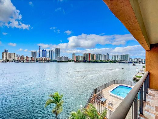 Luxury home in North Miami Beach, Miami-Dade