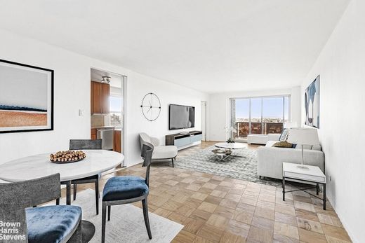 Apartment / Etagenwohnung in Forest Hills, Queens County