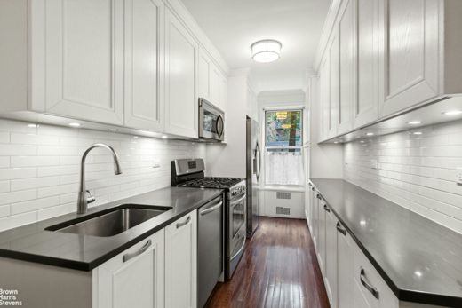 Apartment / Etagenwohnung in Jackson Heights, Queens County