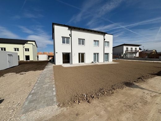 Luxury home in Attnang-Puchheim, Politischer Bezirk Vöcklabruck