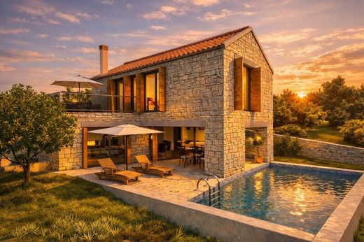 Lüks ev Novigrad, Novigrad Općina