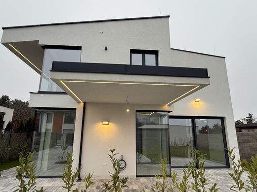 Villa in Wöllersdorf, Politischer Bezirk Wiener Neustadt