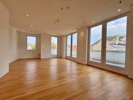 Biuro w Hainburg an der Donau, Politischer Bezirk Bruck an der Leitha