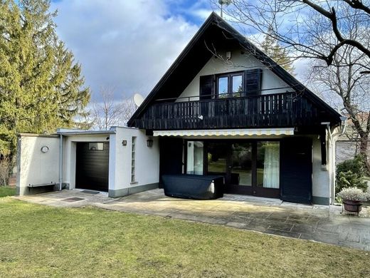 Land in Brunn am Gebirge, Politischer Bezirk Mödling