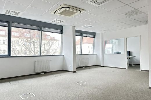 Büro in Schwechat, Politischer Bezirk Bruck an der Leitha