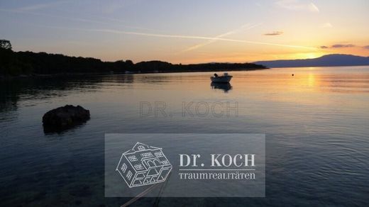 Njivice, Omišaljの土地