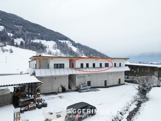 Office in Saalfelden am Steinernen Meer, Politischer Bezirk Zell am See