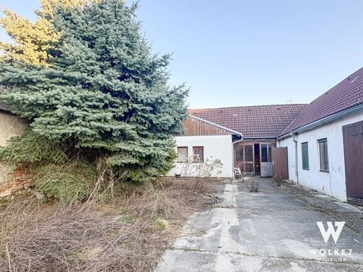 Участок, Schwadorf, Politischer Bezirk Bruck an der Leitha