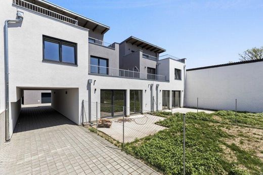 Luxury home in Schwechat, Politischer Bezirk Bruck an der Leitha