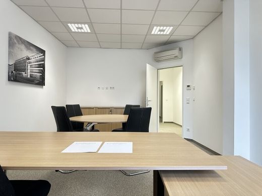 Office in Schwechat, Politischer Bezirk Bruck an der Leitha