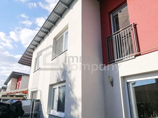 Luxury home in Zwölfaxing, Politischer Bezirk Bruck an der Leitha