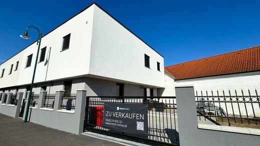 Lüks ev Enzersfeld, Politischer Bezirk Korneuburg