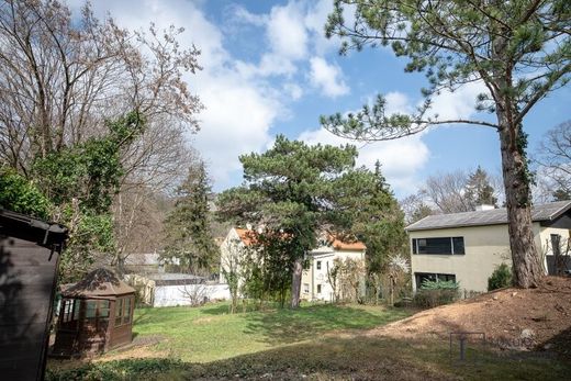 Land in Hinterbrühl, Politischer Bezirk Mödling