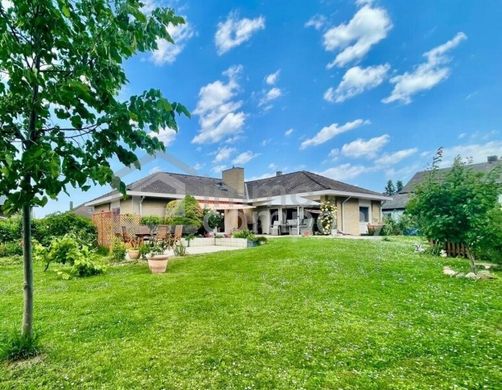 Luxury home in Enzersdorf an der Fischa, Politischer Bezirk Bruck an der Leitha