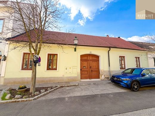 Luxury home in Gumpoldskirchen, Politischer Bezirk Mödling