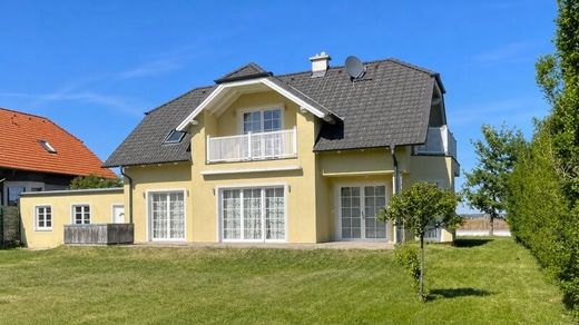 Luxury home in Weikersdorf am Steinfelde, Politischer Bezirk Wiener Neustadt