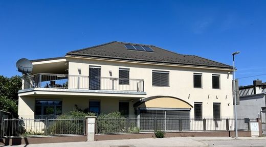 Luxury home in Fischamend Dorf, Politischer Bezirk Bruck an der Leitha