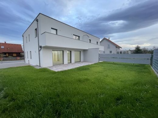 Luxury home in Willendorf am Steinfelde, Politischer Bezirk Neunkirchen