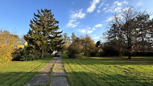 Land in Schwechat, Politischer Bezirk Bruck an der Leitha