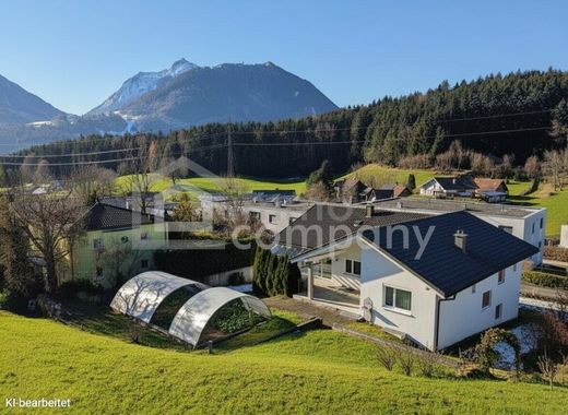 Lüks ev Göfis, Politischer Bezirk Feldkirch
