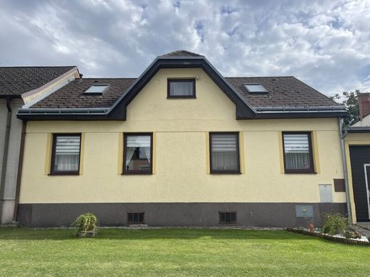 Lüks ev Probstdorf, Politischer Bezirk Gänserndorf