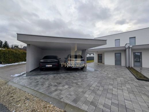 Luxury home in Stadl-Paura, Wels-Land